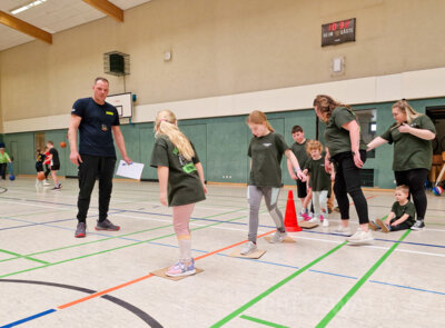 Spiel und Spaß standen beim Sportjugendfeuerwehrtag in der Turnhalle der Herbert-Quandt-Schule im Mittelpunkt. Foto: Stadt Pritzwalk (Bild vergrößern)