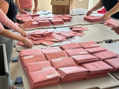 Stimmenauszählung in einem Briefwahllokal. Foto: Landkreis OSL / Sarah Werner (Bild vergrößern)