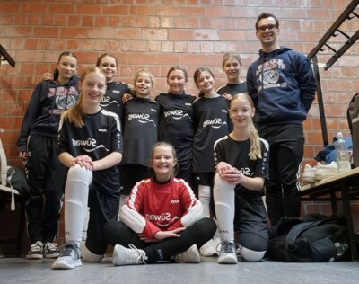 Die erfolgreiche Mannschaft des WHG mit Trainer Daniel Vedder und Betreuerin Theresa Wenzel (8d) (Bild vergr&ouml;&szlig;ern)