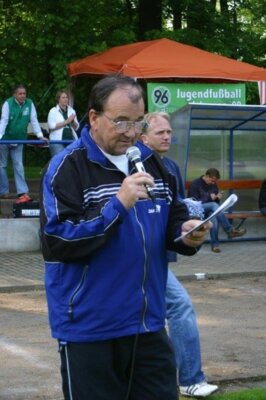 Der Vorstand gratuliert "Stolti" zum 80. Geburstag (Bild vergrößern)