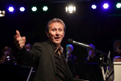 Foto zur Meldung: Konzert mit Udo Jürgens Welterfolgen I Udo Hotten gastiert am 05.04.2025 im Emschersaal in Holzwickede