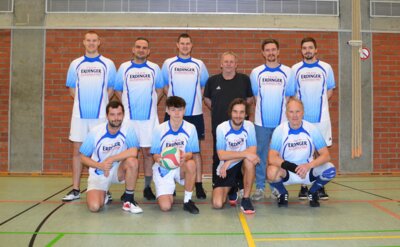 Das Bild zeigt (hinten, von links) Tobias Spendel, Tobias Grießer, Andreas Spendel, RGSV-Präsident Martin Hofmair, Marcel Dischler, Paul Held sowie (vorne, von links) Jakob Held, Hannes Grießer, Christoph Huter und Erwin Weikl.  Foto: RGSV Moosburg