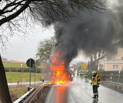 Meldung: LKW in Vollbrand – Feuerwehr verhindert größeren Schaden