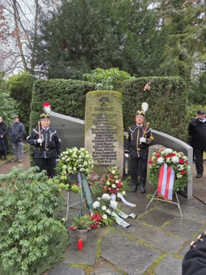 Kranzniederlegung am Denkmal (Bild vergr&ouml;&szlig;ern)