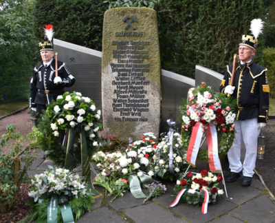 Kranzniederlegung am Denkmal (Bild vergrößern)