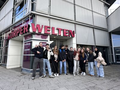 Foto zur Meldung: Auf Entdeckungsreise durch den menschlichen Körper - Unser Wandertag zu Körperwelten in Berlin.