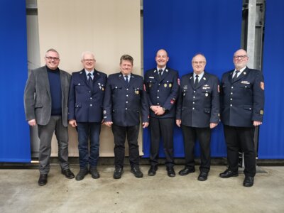 Bild von links: Erster Bürgermeister Stefan Busch, 1. Vorstand Norbert Honheiser, Bernd Vogel (40 Jahre), 1. Kommandant Julian Fischer, Kreisbrandmeister Thomas Popp, Kreisbrandinspektor Rolf Hornfischer Es fehlen: Michelle Pöschel und Thomas Fischer (Bild vergrößern)