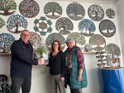 Bild von links: Erster Bürgermeister Stefan Busch, Amy Koppe und Martha Rieß (Bild vergrößern)