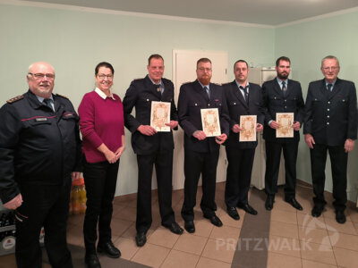 Vier Beförderungen gab es bei der Jahreshauptversammlung der Ortsfeuerwehr Schönhagen. Foto: Stadt Pritzwalk (Bild vergrößern)