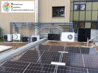 Ansicht auf die Außengeräte der verschiedenen Wärmepumpen im WKZ in Eschwege (Bild vergrößern)