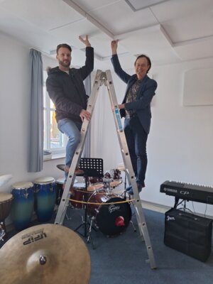 Von links: Marktbaumeister Peter Finkenzeller und Bürgermeister Bernhard Uhl überzeugen sich vom fachgerechten Einbau der Schallschutzplatten. / Fotograf: Markt Zusmarshausen (Bild vergrößern)