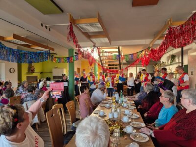 Viele Sontraerinnen und Sontraer waren zum gemeinsamen Karnevalfeiern in die Bürgerhilfe gekommen (Bild vergrößern)
