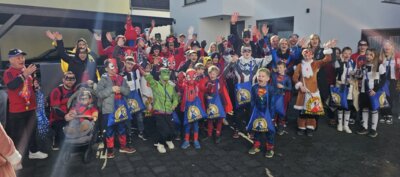 54 FCA-Fußball-Superhelden beim Sankt Augustiner Karnevalszug