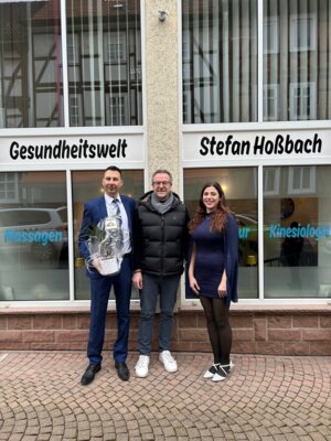 Bürgermeister Thomas Eckhardt gratulierte Stefan Hoßbach und Rebecca Fey zur Geschäftseröffnung (Bild vergrößern)