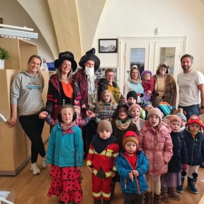 Die Jecken sind los – Kindergarten Löwenzahn feiert Rosenmontag in Saalburg (Bild vergrößern)