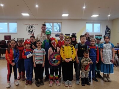 Bunte Kostüme und viel Spaß – Kinderfeuerwehr feiert Fasching