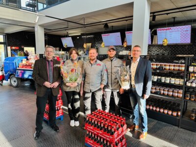 Bürgermeister Dr. Oliver Hermann, Sabine, Thomas und Johannes Opitz und René Georgius von der IHK Potsdam (v.l.) I Foto: Martin Ferch (Bild vergrößern)