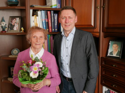 Foto zur Meldung: Mit Leib und Seele Sekretärin – Bürgermeister Axel Schmidt gratuliert Inge Schmidt zum 90. Geburtstag