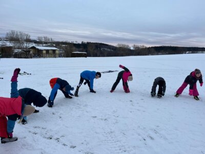 Erstes Training auf Skiern im Schnee und erster Skilanglaufwettbewerb