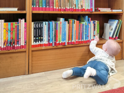 Die kleinen Lesewölfe können nach Herzenslust die Bibliothek und ihre Bücherregale erkunden. Foto: Stadt Pritzwalk (Bild vergrößern)