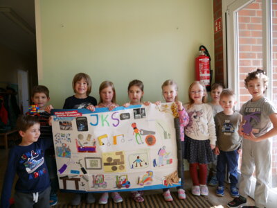 Foto zur Meldung: „Kleine Hände, große Zukunft!“: Mit einem Riesenposter beteiligen sich die Dino-Gruppen am Kita-Wettbewerb