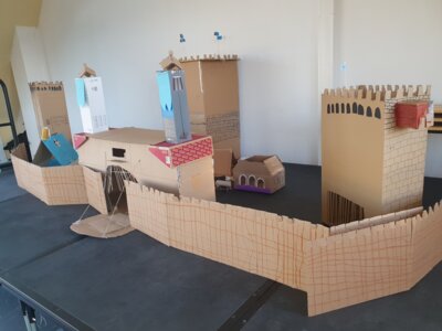 Kreatives Bauen in der vierten Klasse: Eine Ritterburg aus Verpackungsmaterialien