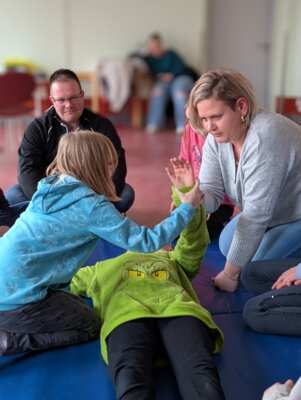 Sören Belka und Melanie Jarick leiten die Hortkinder in Sachen Erste Hilfe an. Foto: Stadt Calau / Jan Hornhauer (Bild vergrößern)