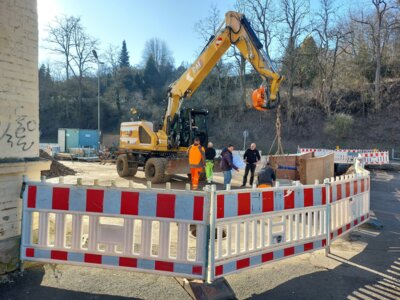 Die bauausführende Firma Küllmer ist gerade mit dem Einbau eines Schachtes zur Verlegung der Kanal- und Trinkwasserleitungen beschäftigt (Bild vergrößern)