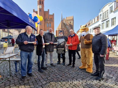 Die Bürgermeister Dr. Ronald Thiel (3.v.r.) und Axel Schmidt (2.v.l.) beendeten offiziell die Knieperkohlsaison auf dem Surn-Hansen-Markt in Perleberg. Foto: Stadt Pritzwalk (Bild vergrößern)