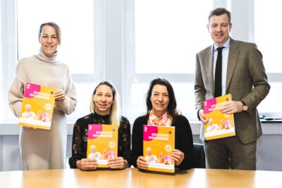 Bild (v.l.): Oberbürgermeisterin Eva Döhla, Dr. Sandra Häupler (Seniorenbeauftragte der Stadt Hof), Alexandra Puchta (Leiterin Leitstelle Pflege Hofer Land), Landrat Dr. Oliver Bär (Bild vergrößern)