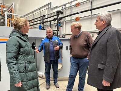 Sandra Perabo und Dr. Oliver Hermann (r) im Gespräch mit Geschäftsführer Michael Sendes (2.v.r) und Betriebsleiter Karsten Malkowski I Foto: Martin Ferch (Bild vergrößern)