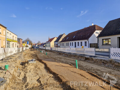 Bildunterschrift: Auf der Baustelle in der Havelberger Straße haben die Bauarbeiten zum Verlegen der Borde begonnen. Foto: Stadt Pritzwalk (Bild vergrößern)