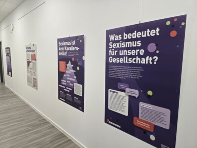 „Gemeinsam gegen Sexismus“ – Plakatausstellung im Rathaus (Bild vergrößern)