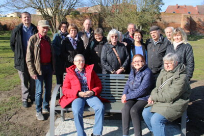 Foto zur Meldung: Bank im Stadtpark in Gedenken an Frau Dr. Friedegard Wachsmuth eingeweiht