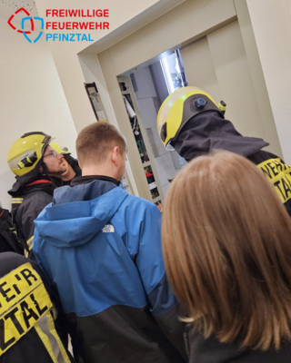 Übung: Personenrettung aus Aufzügen (Bild vergrößern)