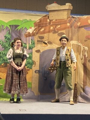 "Hänsel und Gretel" auf der Bühne des Jarmener Kulturzentrums. (Foto: Dana Röthemeier)