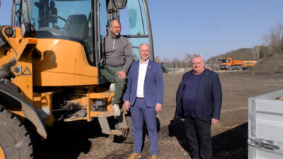 Stadt gratulierte zum Firmenjubiläum. (v.l.n.r.) Sven Weber, Mirko Buhr, Matthias Bieback