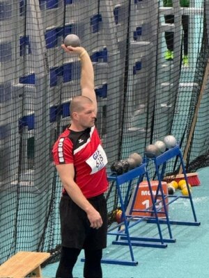 Kugelstoßer Sebastian Brackmann für die DjK SG Tackenberg am Start (Bild vergrößern)
