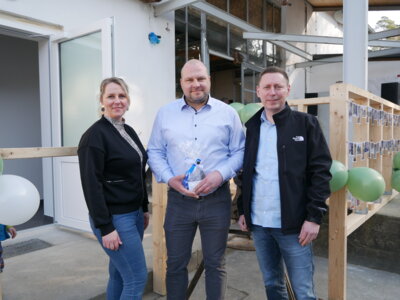 Foto zur Meldung: Bürgermeister Axel Schmidt gratuliert dem Perleberger Unternehmen Kopka Haustechnik zum Start am neuen Standort