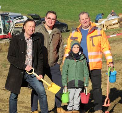 Von links: Bürgermeister Bernhard Uhl, Herr Johnston von der Firma Proludic, und Sachbearbeiter aus dem Bauamt,Tobias Riedel mit einem Kindergartenkind beim Spatenstich und Baubeginn des Spielplatzes. / Fotograf: Markt Zusmarshausen (Bild vergrößern)