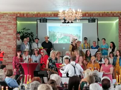 Wieder tolle Frauentagsfeiern in Göhlen mit dem Chor „The Kiss of Pop“ mit Chorleiter Andy Mikoleit und Musikschulleiterin Jaana Duschinski