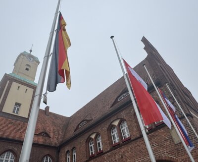 Trauerbeflaggung anlässlich des Gedenktages für die Opfer terroristischer Gewalt