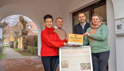 Von links: die Leiterin der Denkmal-Oase Evelin Kayser, Geschäftsführender Vorstand Manfred Bruno Kayser, Referent für Wirtschaftsförderung der Stadt Wittenberg Stephan Heinrich und Geschäftsführerin der Gesellschaft für Präventition im Alter Yvonne Jahn (Foto: Jonas Lohrmann) (Bild vergrößern)