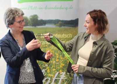 Tina Besler (r.), Leiterin des Amtes für Bildung; Jugend und Soziales der Stadt Wittstock/Dosse, übergibt den symbolischen Schlüssel an Christamaria Ruch.