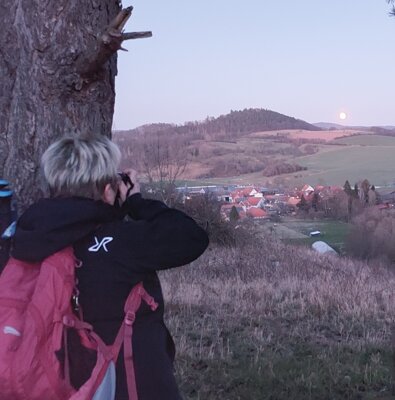 Dämmerwanderung - bürgerliche Dämmerung - Vollmond - fotografierende Frau (c)Claudia Krabbes (Bild vergrößern)