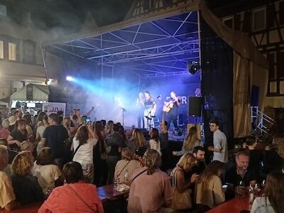 Der HVG beim Großbottwarer Straßenfest: Ausgelassene Stimmung und viel gute Musik! (Bild vergr&ouml;&szlig;ern)