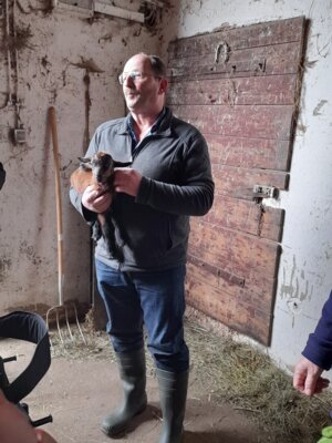Martin Baumbach mit Kitz (Bild vergrößern)