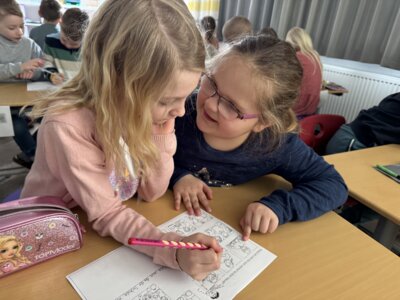 Vorschulkinder erkunden das Schulhaus