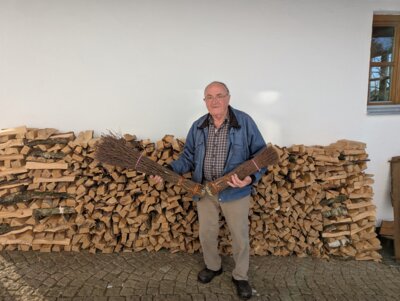 Foto zur Meldung: Altes Handwerk: Johann Schedlbauer aus der Gemeinde Prackenbach bindet Reiserbesen