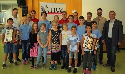 Viel Beifall für den Akkordeon-Nachwuchs (Bild vergr&ouml;&szlig;ern)